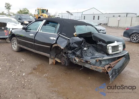 2000 Lincoln Town Car Signature z USA, uszkodzony, nr VIN 1LNHM82W1YY936080